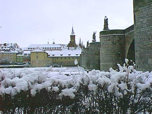 Blick zur Mainbrücke