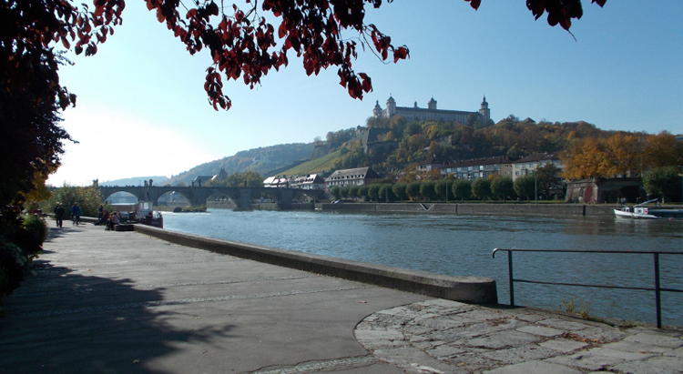 Blick zur Alten Mainbrücke