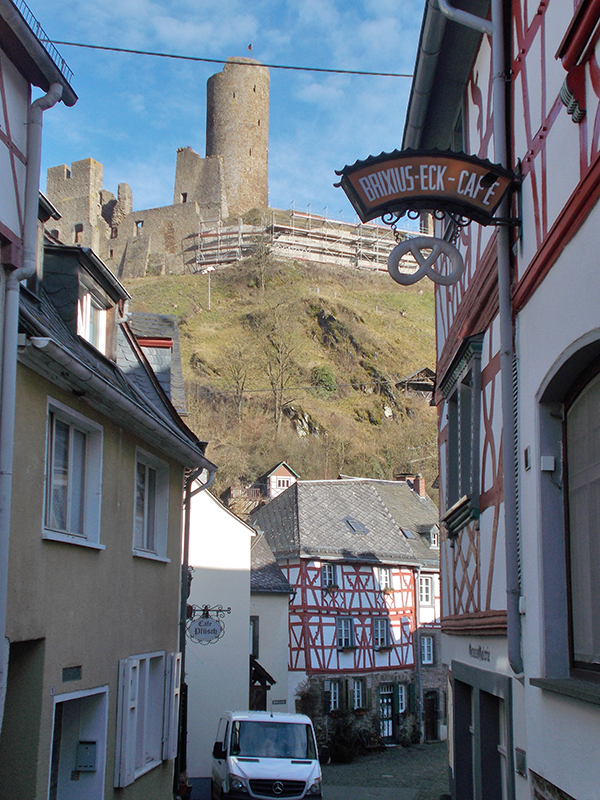 Blick zur Löwenburg